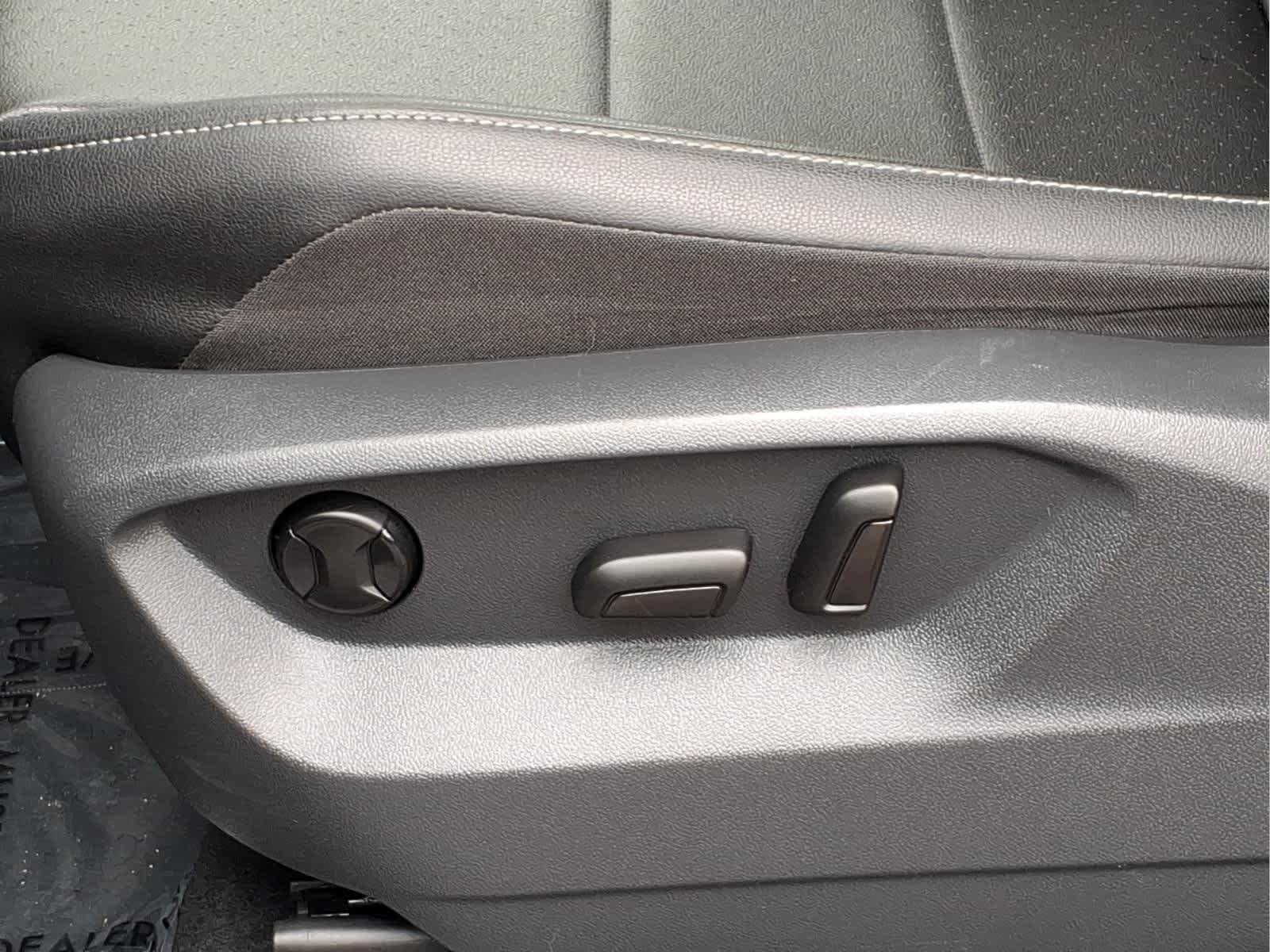 Used 2019 Pyrite Silver Metallic Volkswagen SE image 16