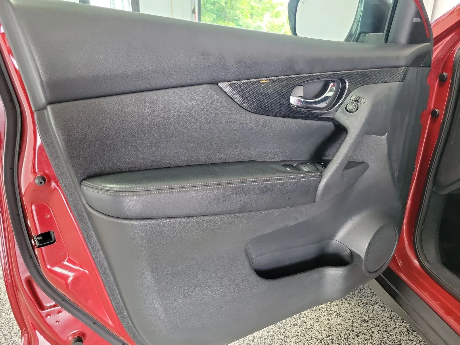 Used 2016 Red Nissan SL image 6
