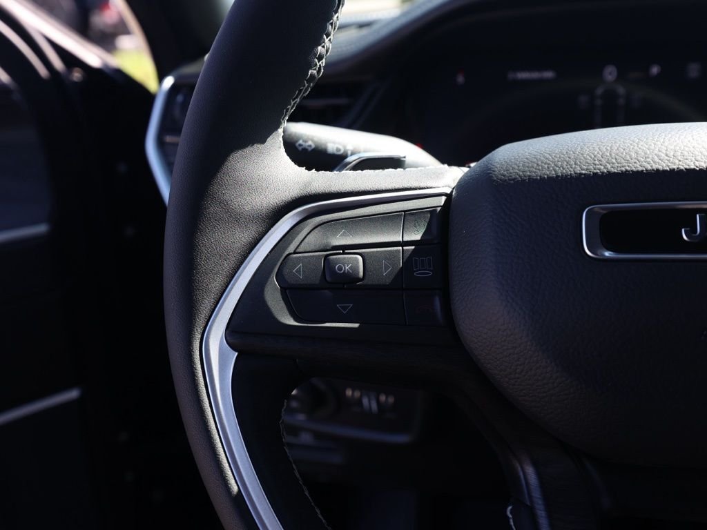 New 2026 Diamond Black Crystal Pearl-Coat Exterior Paint Jeep Limited image 25