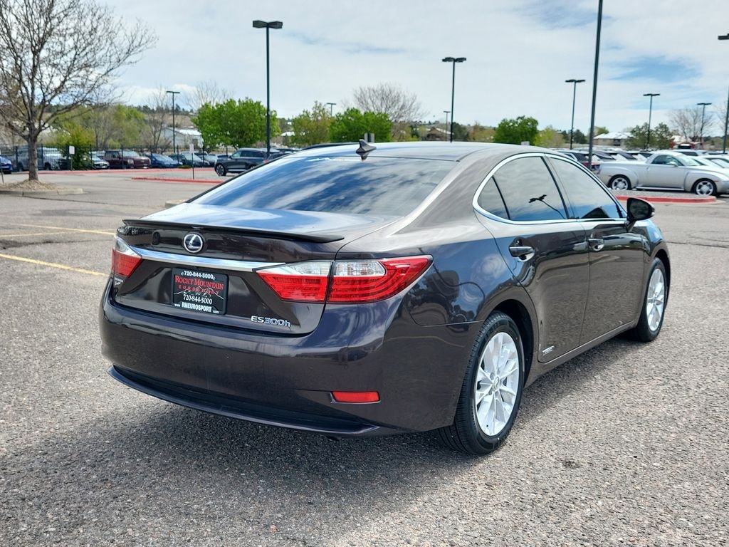 Used 2013 Red Lexus 300h image 3