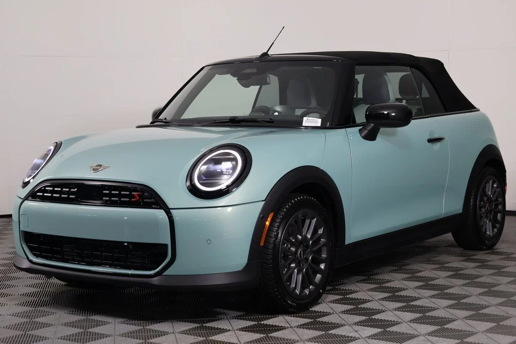 New 2026 Green Metallic MINI Signature Plus image 1