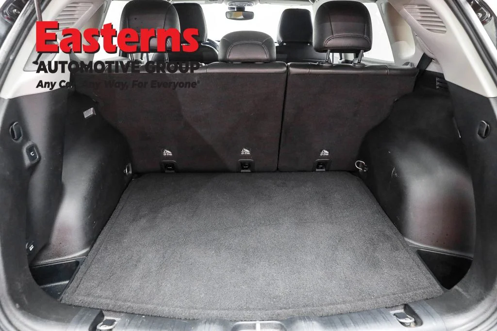 Used 2022 Black Jeep Latitude image 9