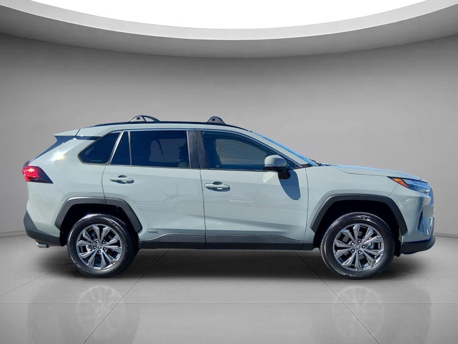Used 2022 Lunar Rock Toyota XLE Premium image 6