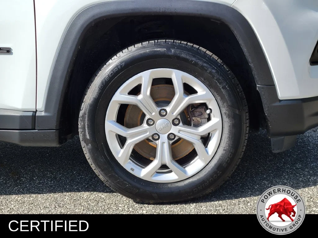 Used 2024 White Jeep Latitude image 12