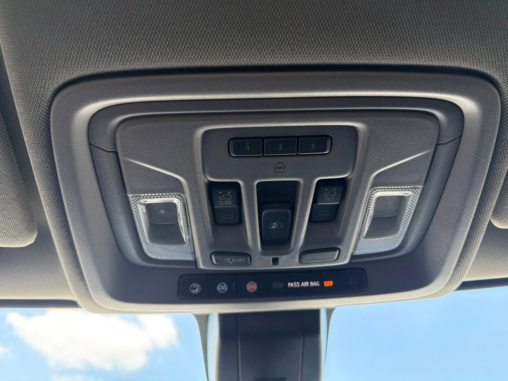 Used 2023 White GMC Denali image 30