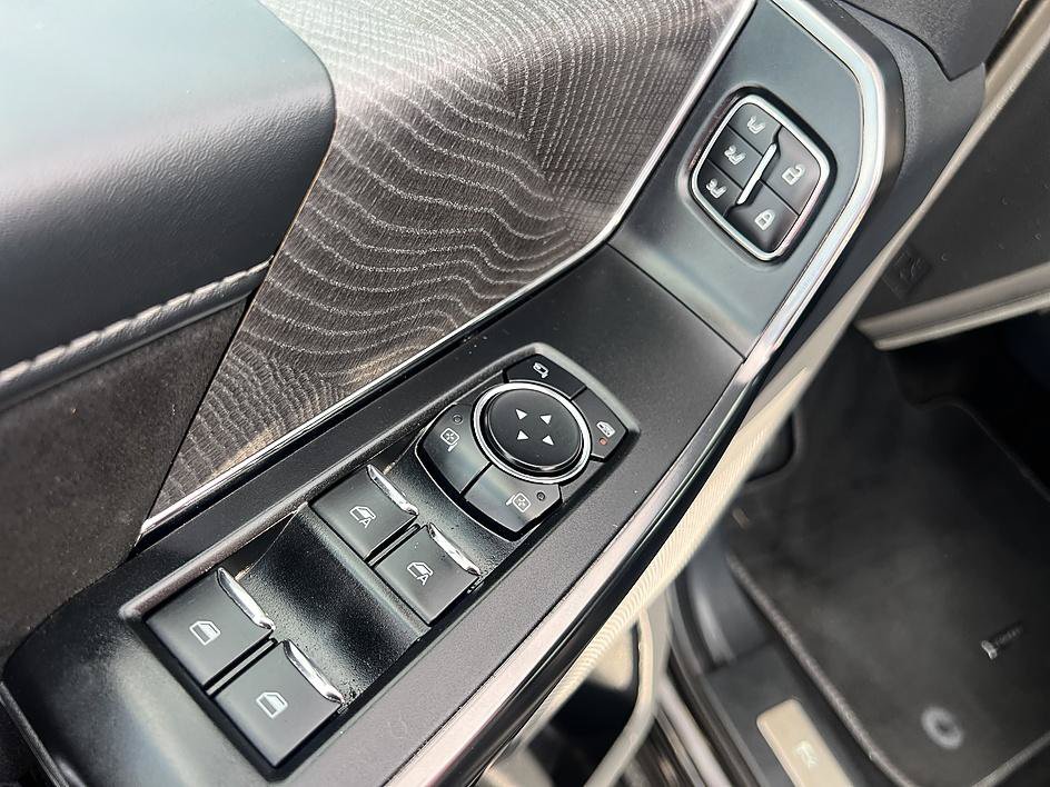 Used 2023 Black Metallic Ford Platinum image 21