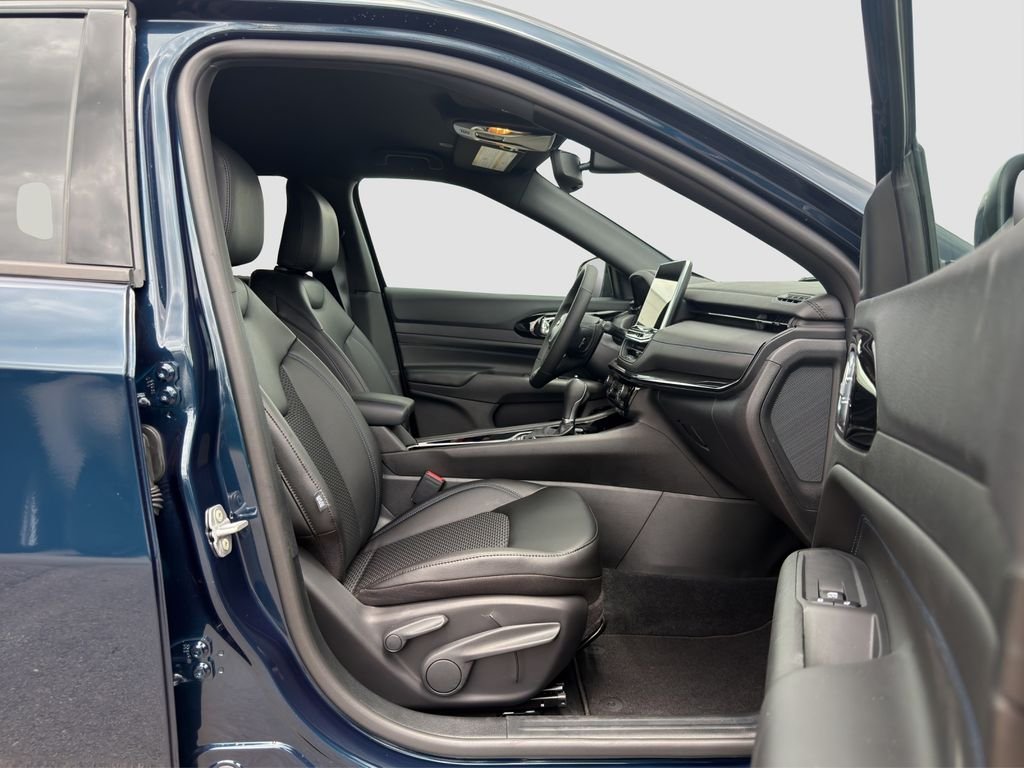 New 2026 Fathom Blue Pearl-Coat Exterior Paint Jeep Latitude image 25