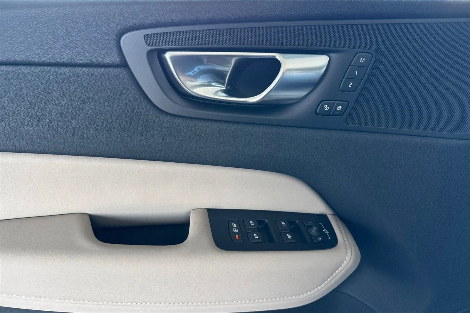 2026 Volvo XC60 Plus - Photo 14