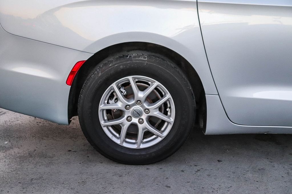 Used 2024 Silver Mist Clearcoat Chrysler Touring L image 12