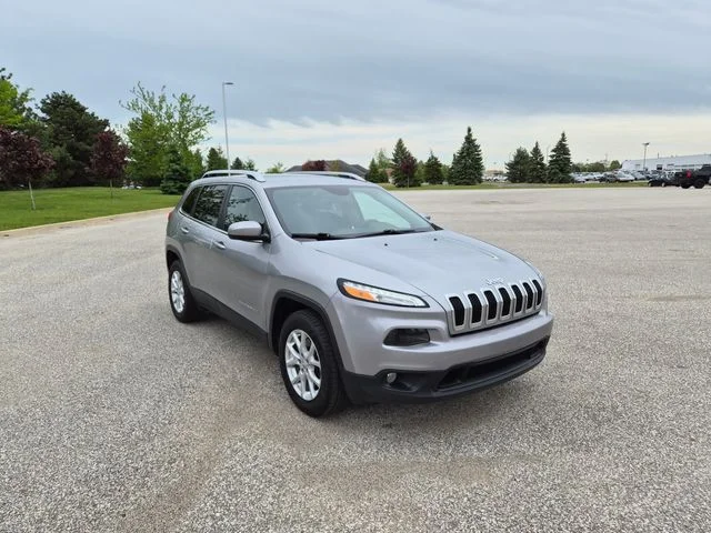 Used 2017 Silver Jeep Latitude image 3