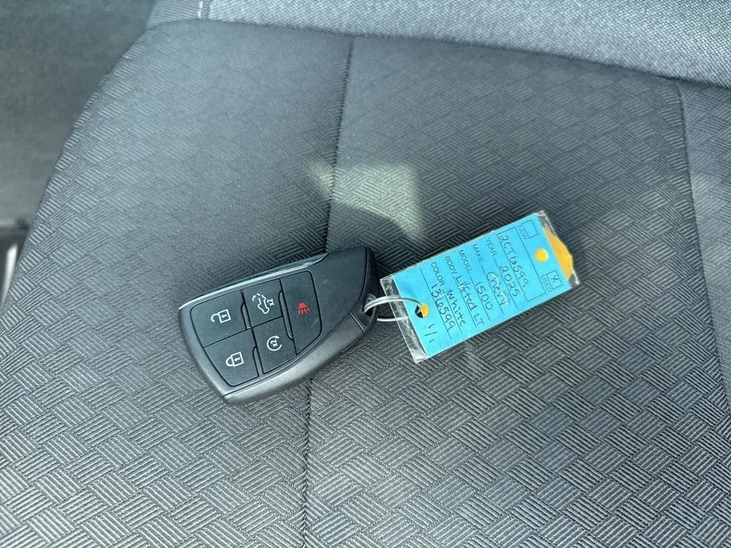 Used 2025 Summit White Chevrolet LT image 32