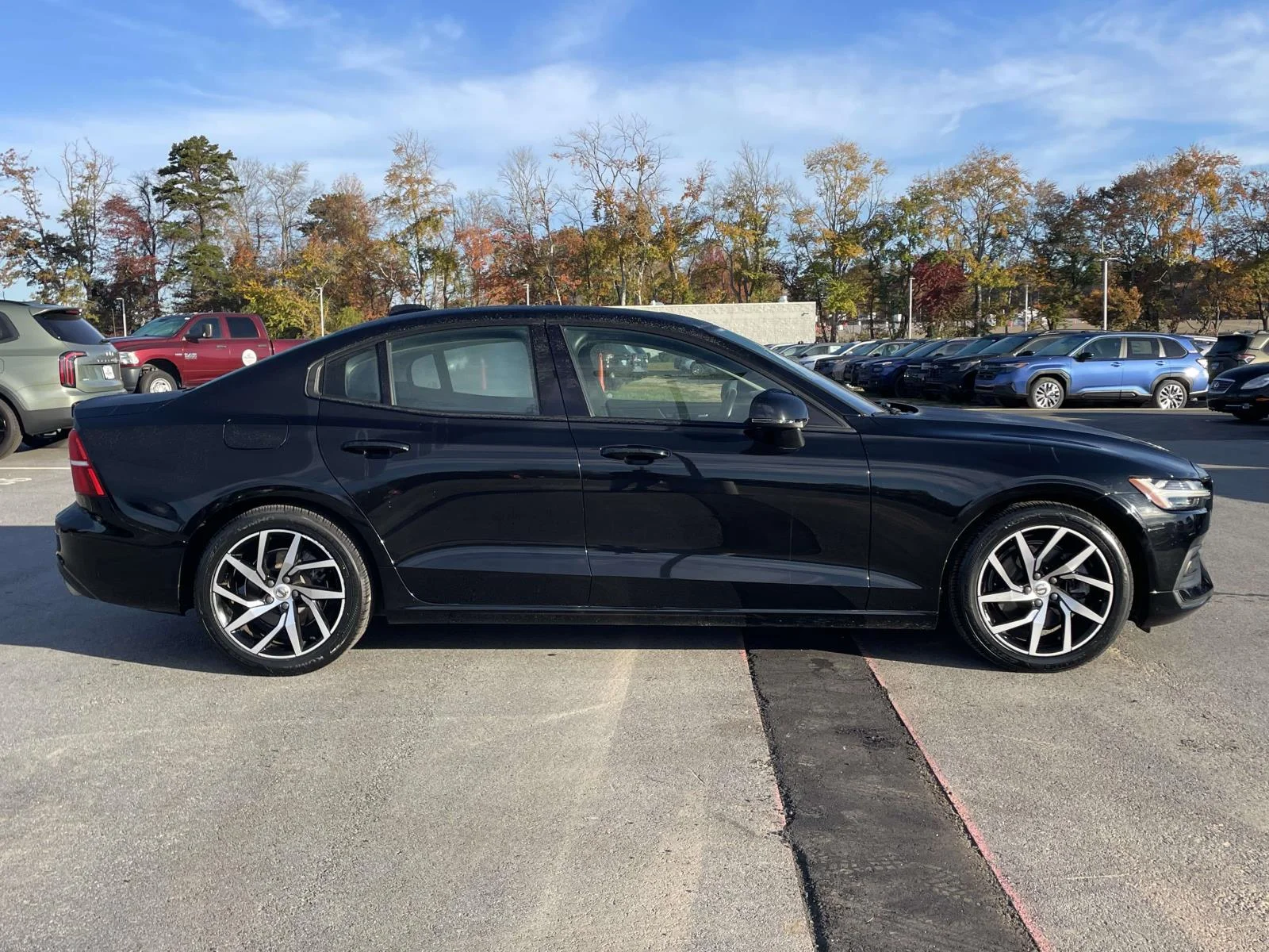 Used 2020 Black Stone Volvo Momentum image 28
