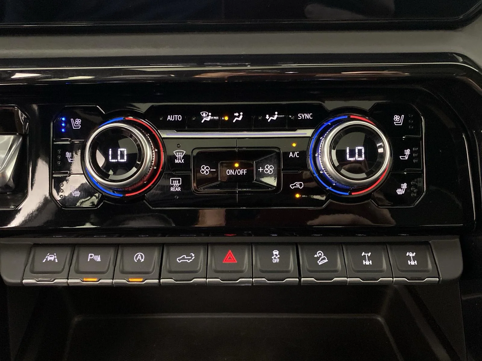 Used 2024 Sterling Metallic GMC AT4X image 28