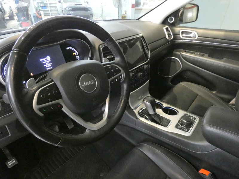 Used 2020 DIAMOND BLACK CRY Jeep 4d SUV 4WD Summit V6 image 9