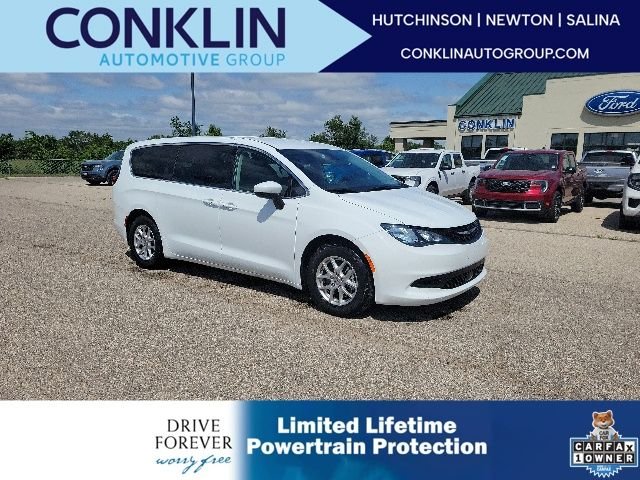 2023 Chrysler Voyager LX's photo