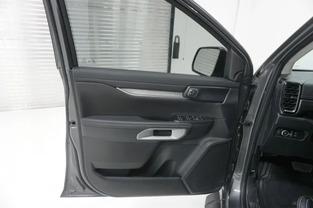 Used 2025 Carbonized Gray Metallic Ford LARIAT image 13
