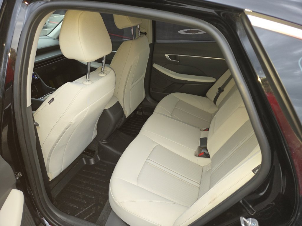 Certified Used 2025 Black Hyundai SEL image 18