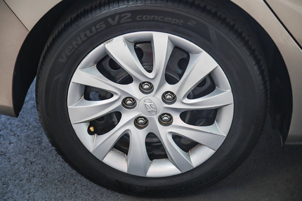 Used 2011 Desert Bronze Metallic Hyundai GLS image 8
