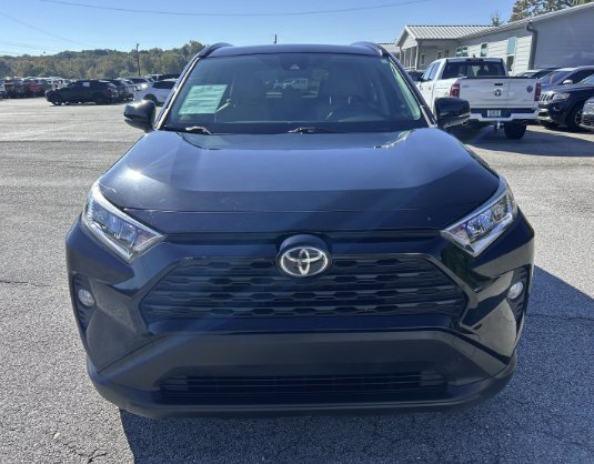 Used 2020 Midnight Black Metallic Toyota XLE Premium image 6