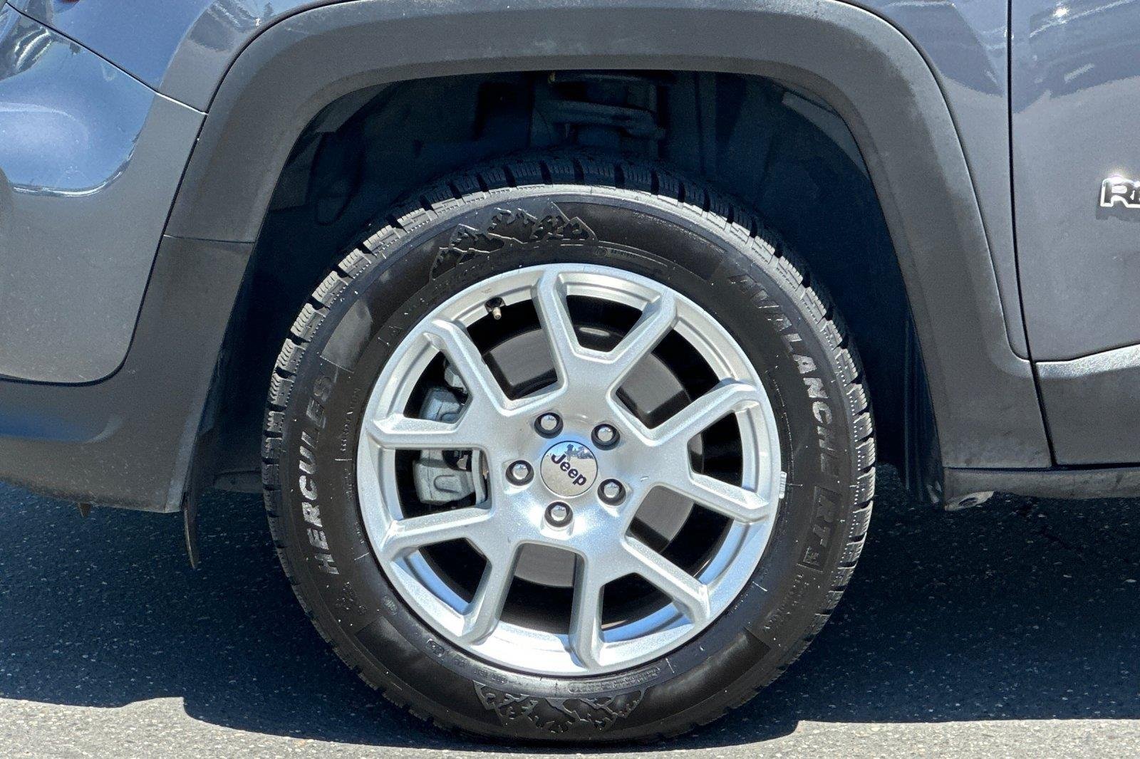 Used 2023 Graphite Gray Jeep Latitude image 26