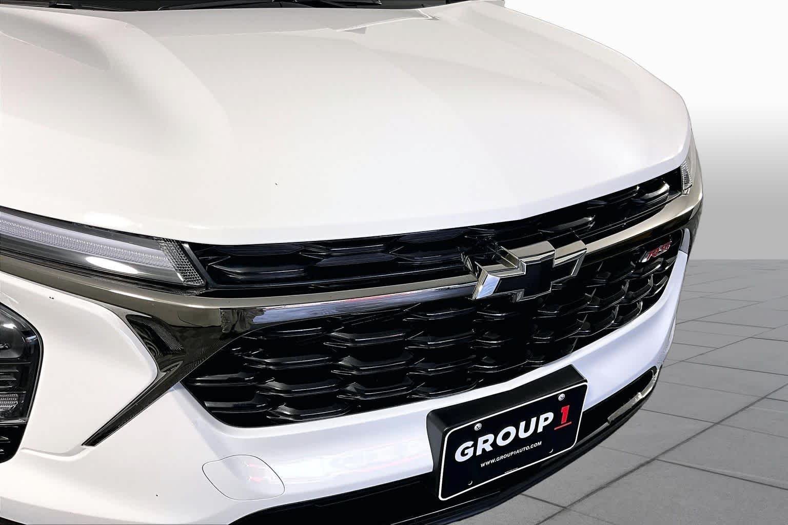 Used 2026 Summit White Chevrolet 2RS image 28