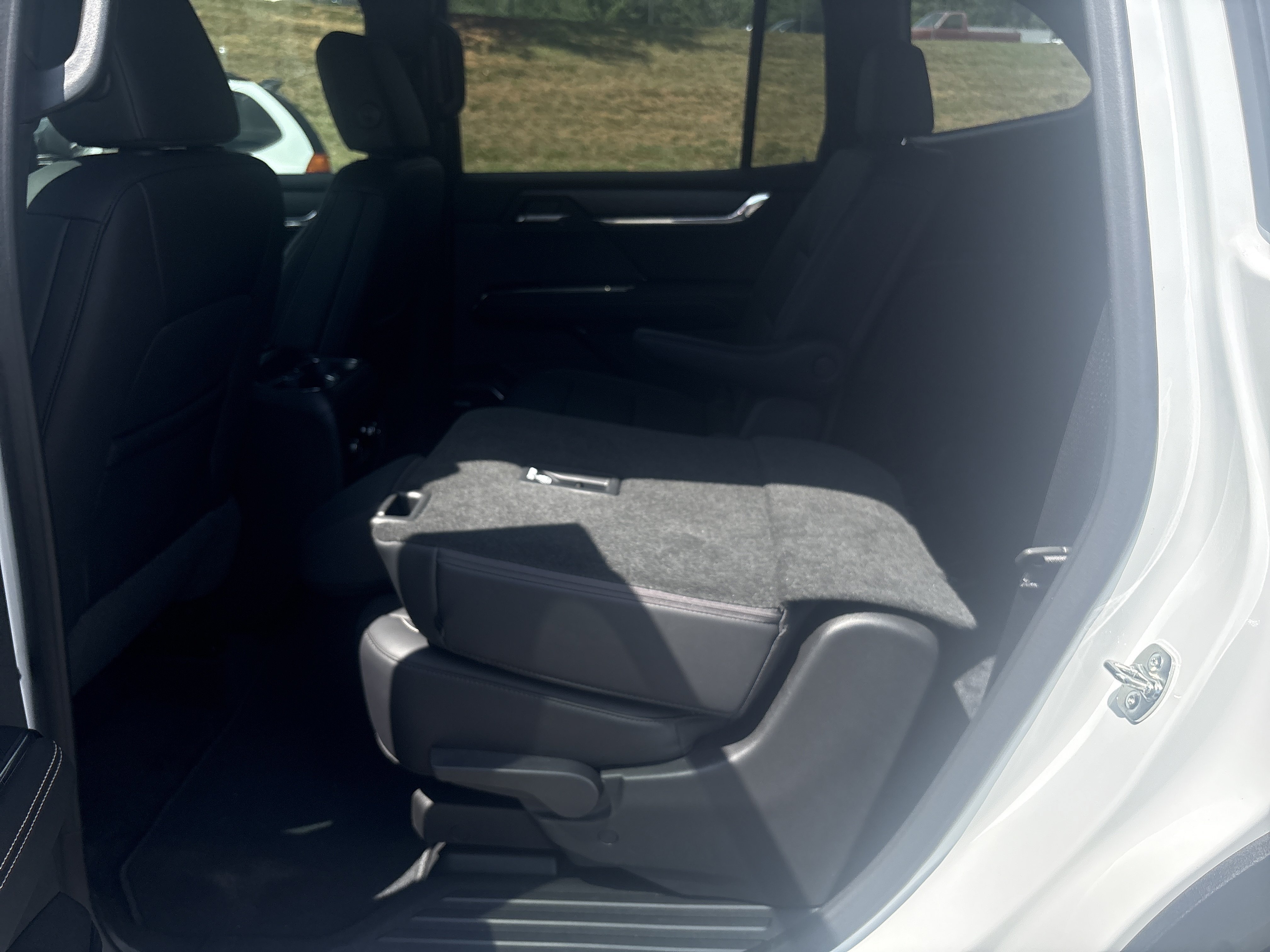 Used 2024 Summit White GMC FWD Elevation image 22