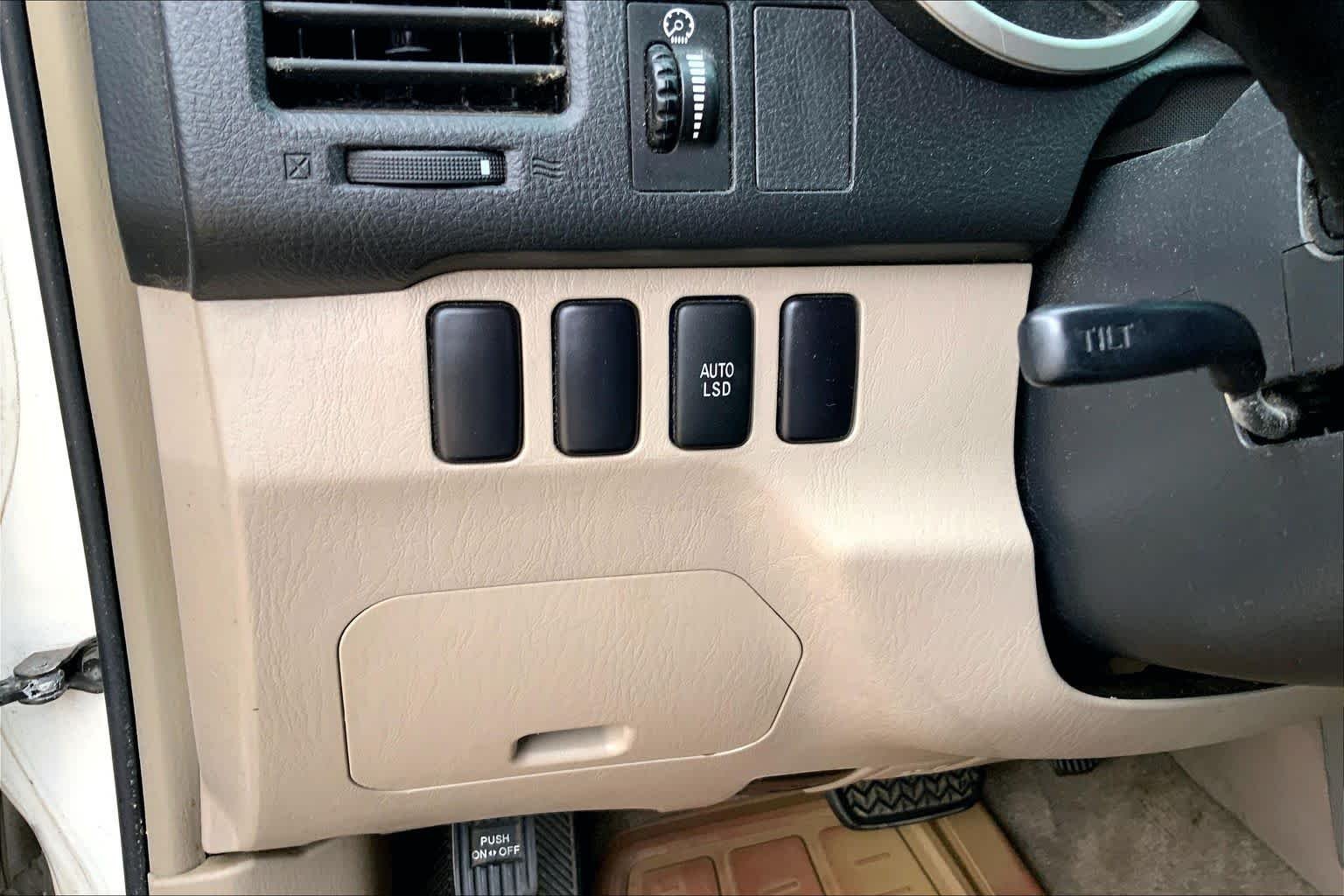 Used 2006 Natural White Toyota SR5 image 31