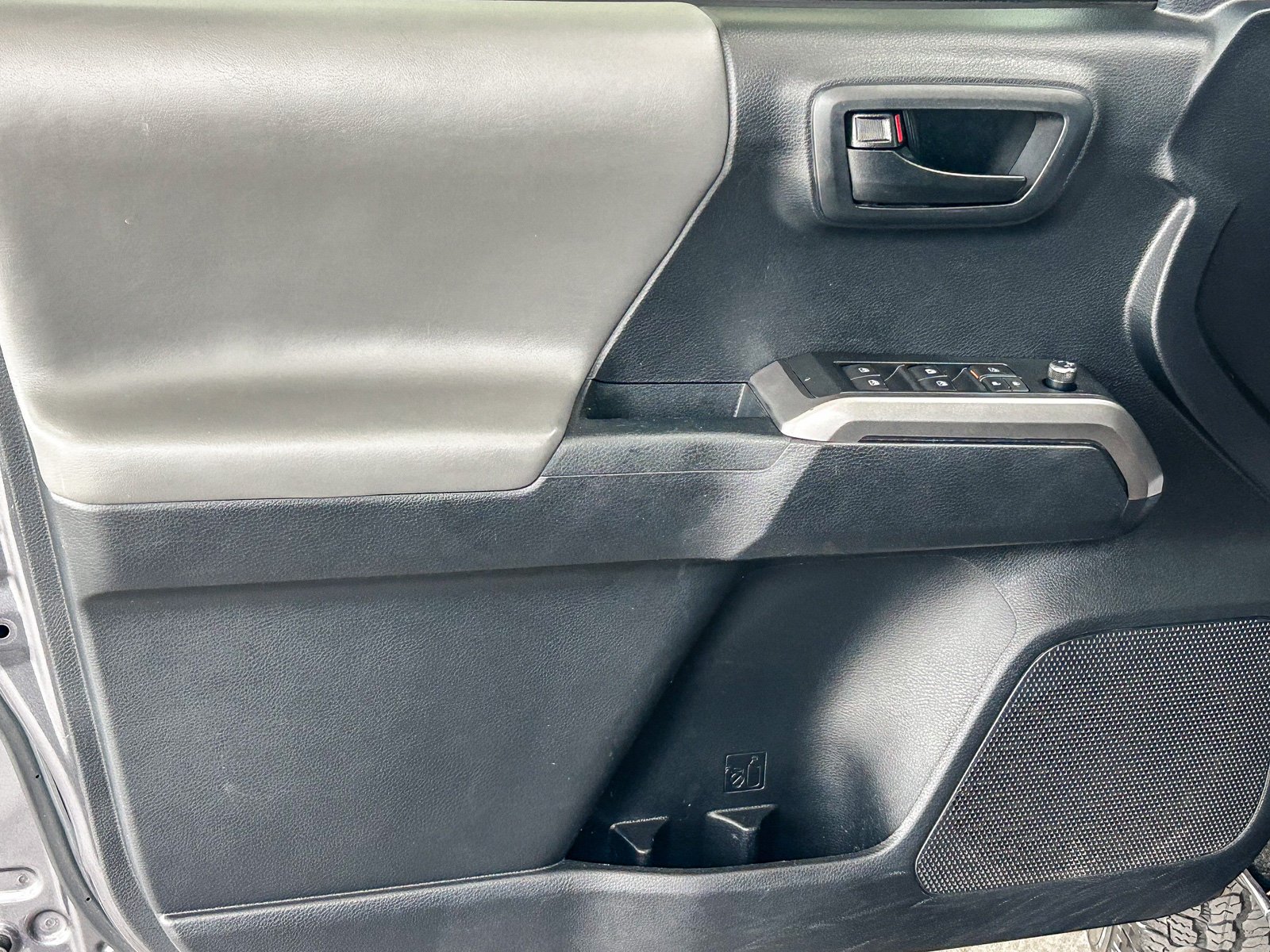 Used 2018 MAGNETIC GRAY MET TOYOTA TRUCK SR5 image 24