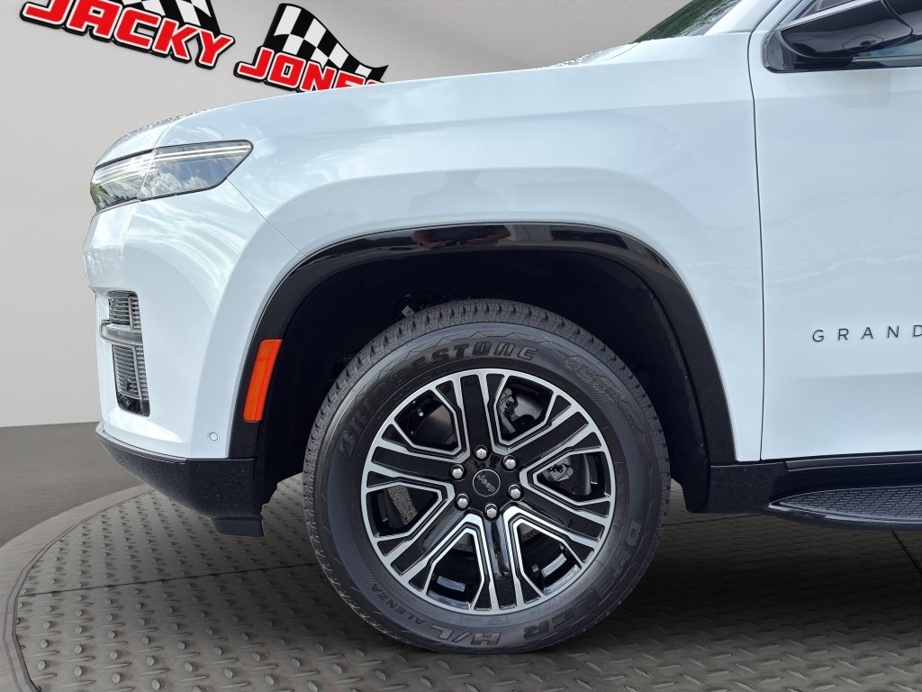 New 2026 Bright White Clear-Coat Exterior Paint Jeep Base image 14