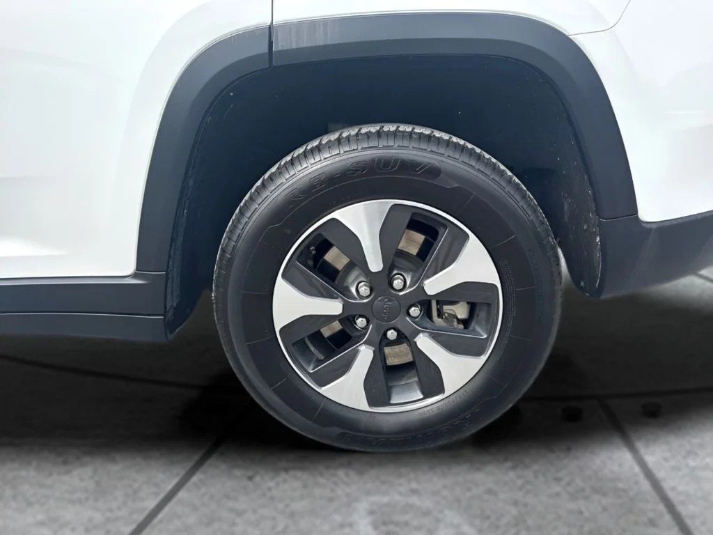 Used 2024 White Jeep 4xe image 25