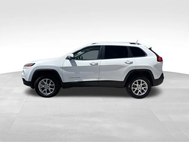 Used 2015 White Jeep Latitude image 4