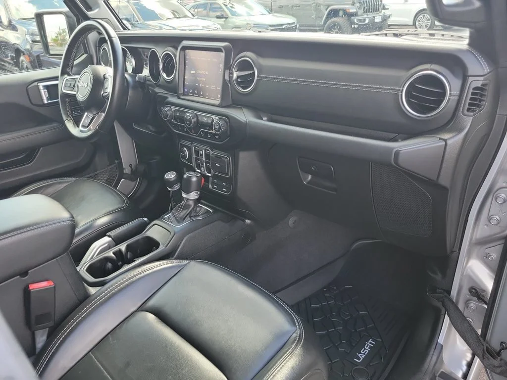Used 2021 Silver Jeep Unlimited Sahara 4x4 image 29