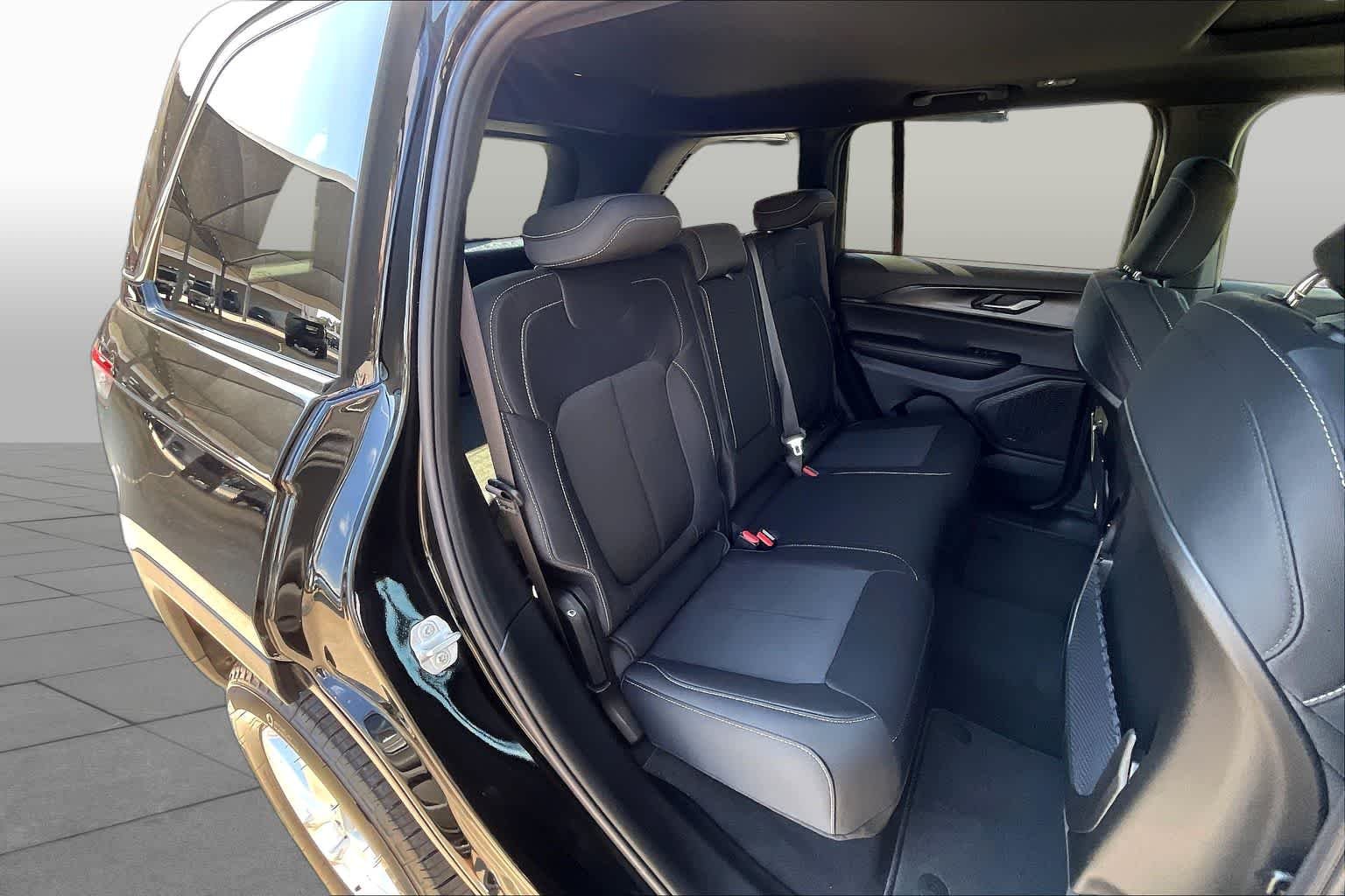New 2025 Diamond Black Crystal Pearl-Coat Exterior Paint Jeep Laredo X image 21