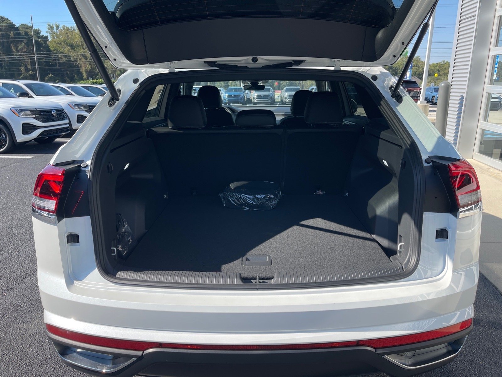 New 2026 Opal White Pearl Volkswagen SE image 14