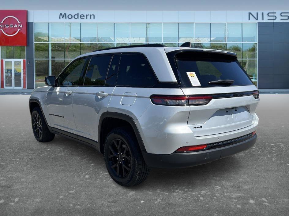 Used 2024 Silver Zynith Jeep Altitude image 6