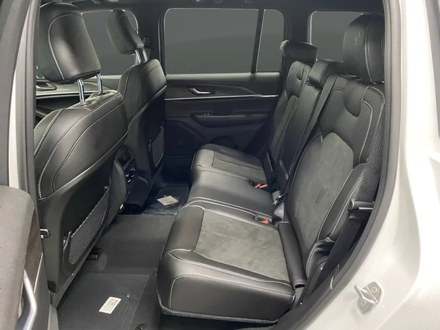 New 2026 Bright White Clear-Coat Exterior Paint Jeep Altitude image 32