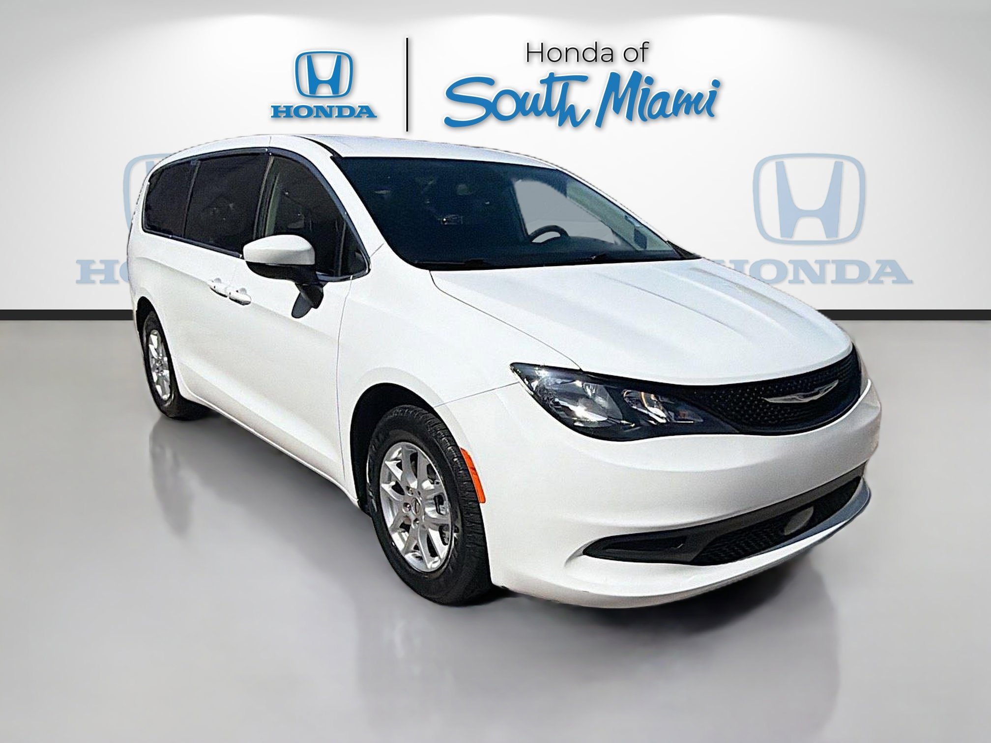 2023 Chrysler Voyager LX's photo