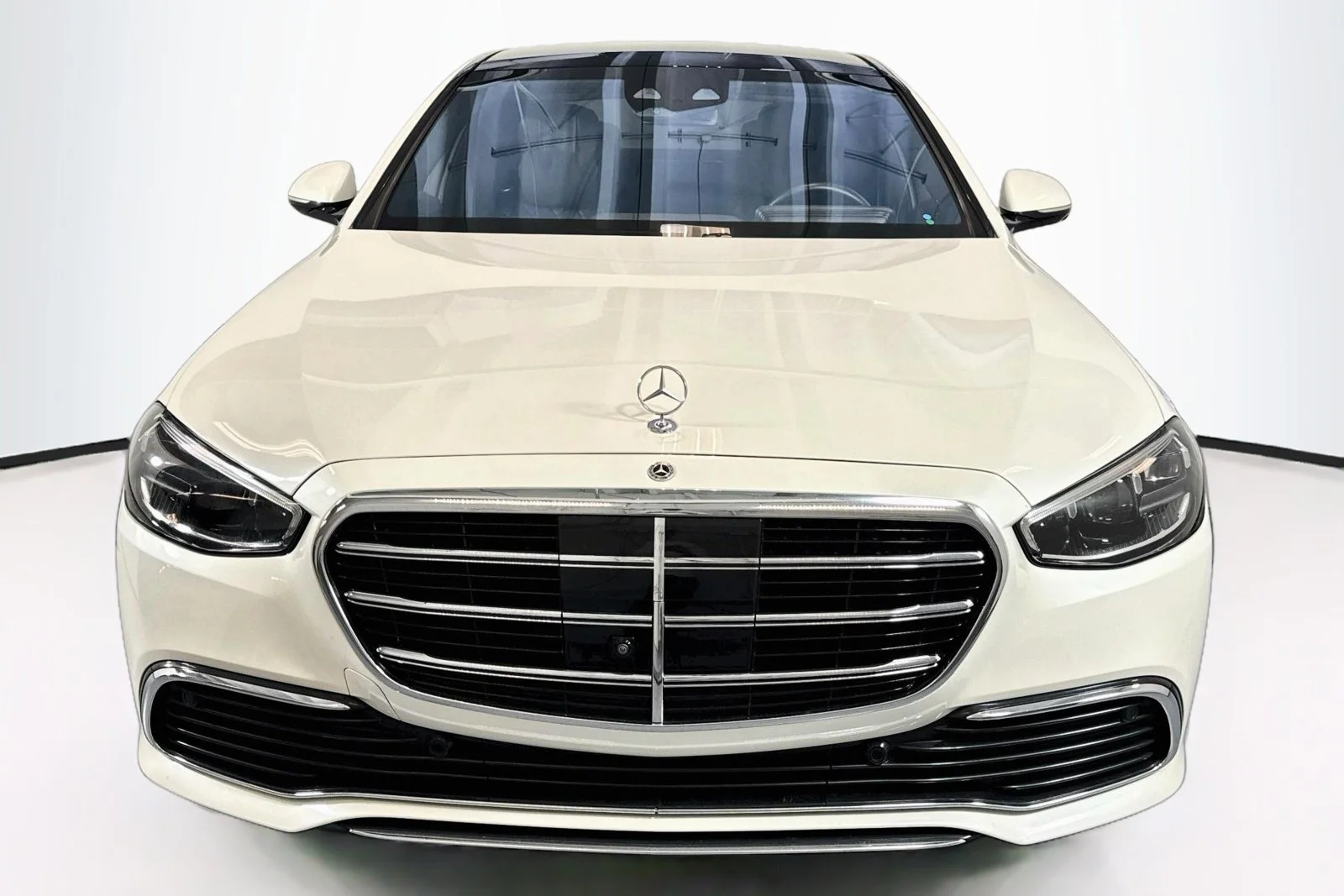 Used 2023 Manufaktur Diamond White Mercedes-Benz S 580 image 2