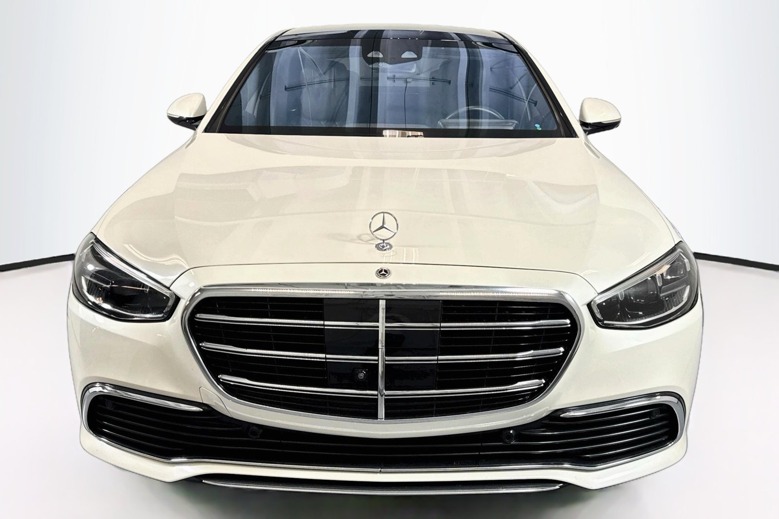 Used 2023 Manufaktur Diamond White Mercedes-Benz S 580 image 2