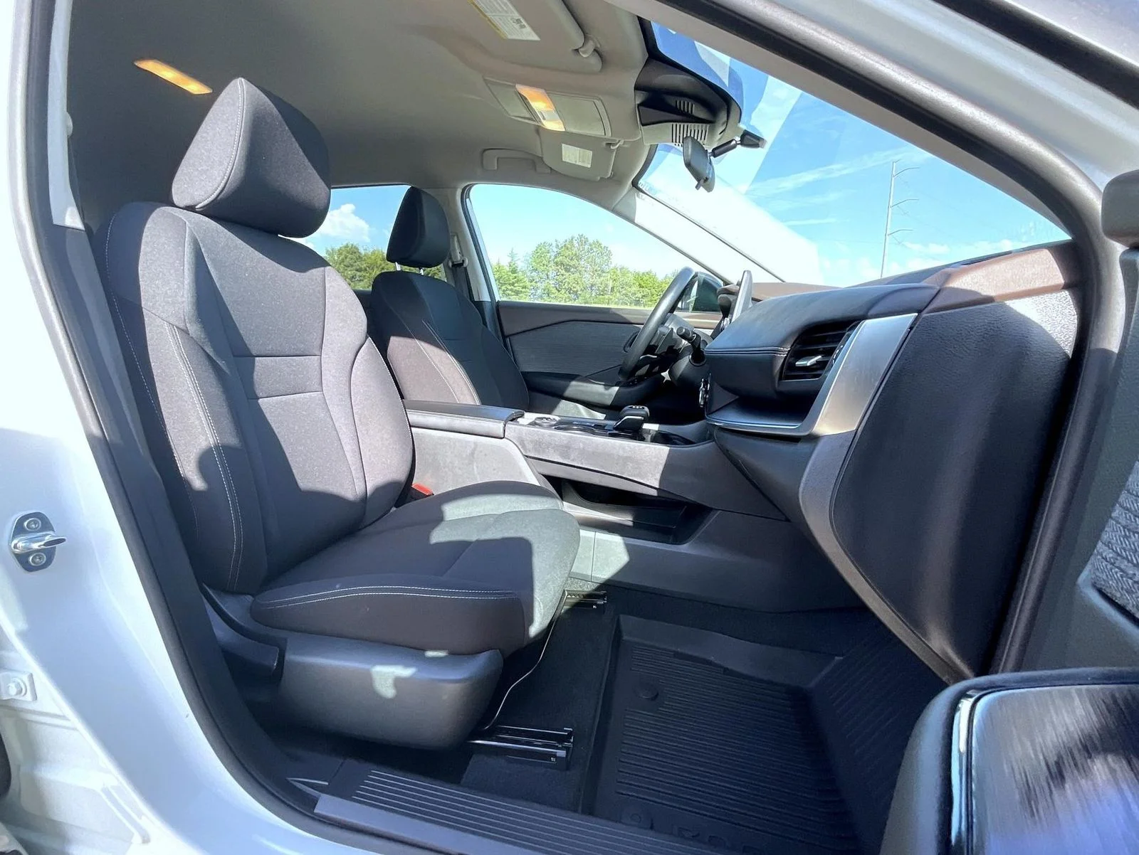 Used 2023 White Nissan S image 16