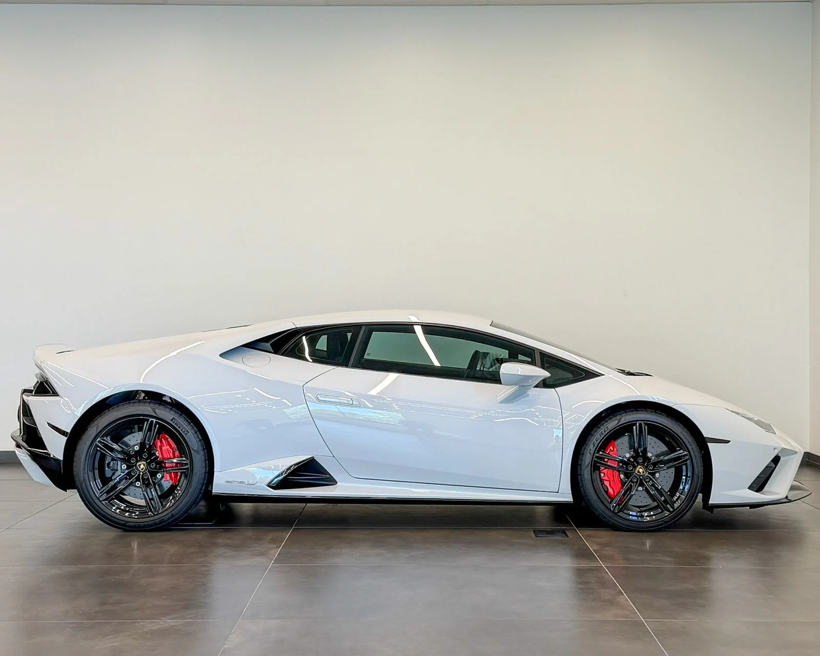 Used 2022  Lamborghini Base image 4