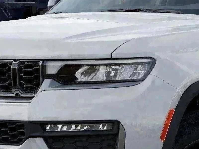 New 2026 Bright White Clear-Coat Exterior Paint Jeep Limited image 12