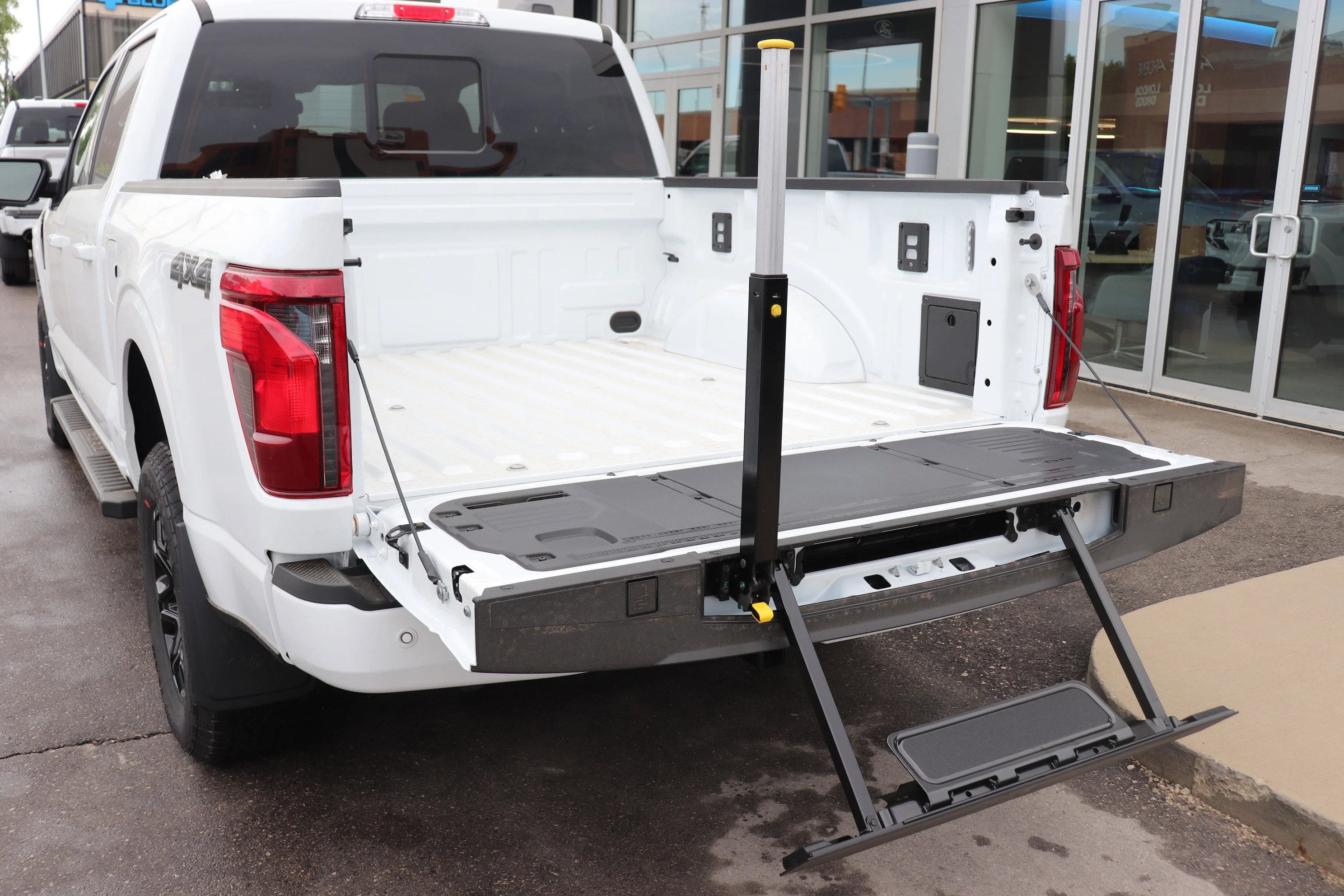 New 2026 OXFORD WHITE Ford XLT image 6