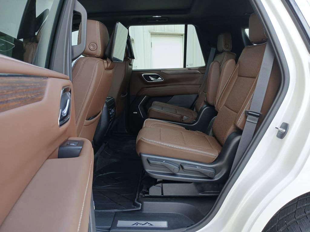 Used 2023 Iridescent Pearl Tricoat Chevrolet High Country image 26
