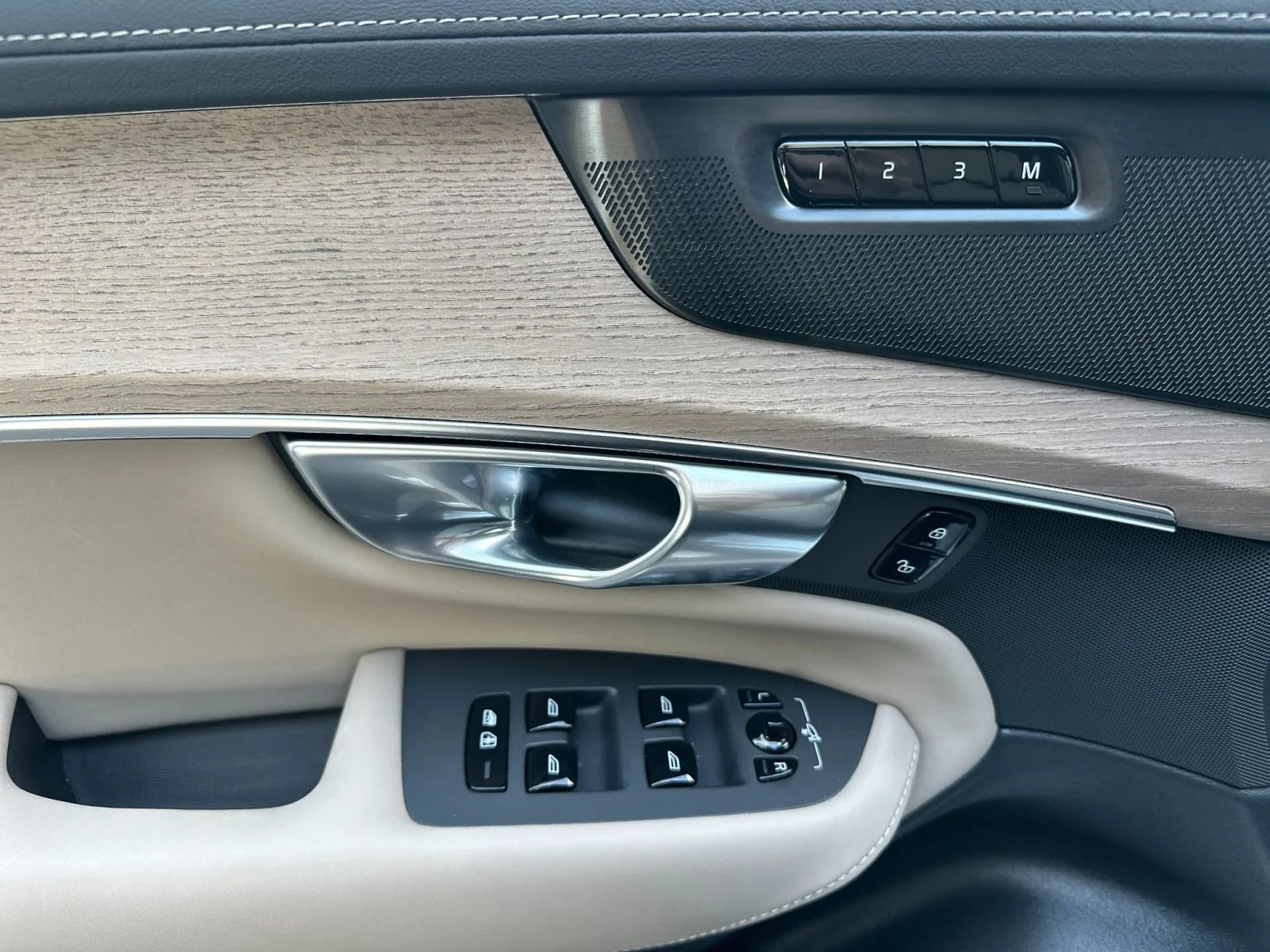 2026 Volvo XC90 Plus - Photo 14