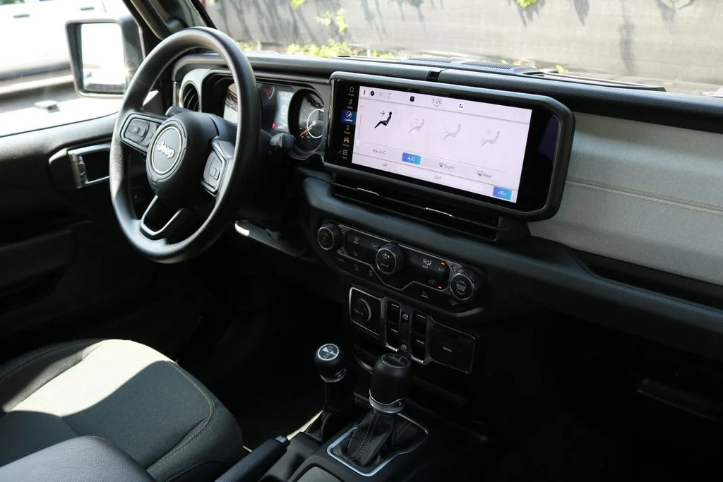 Used 2024  Jeep Sport image 18