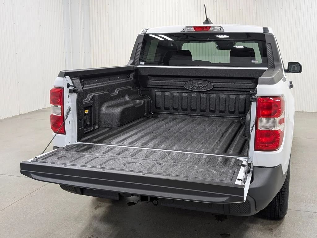 New 2026 Oxford White Ford XLT image 7