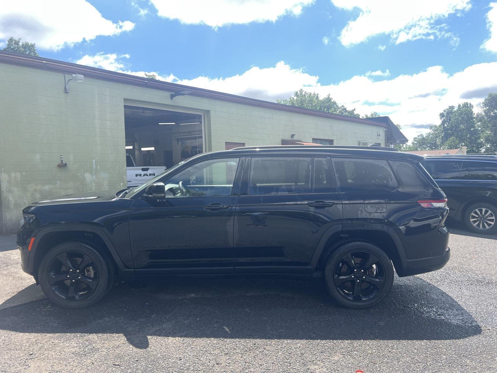 Used 2023 Diamond Black Crystal Pearlcoat Jeep Altitude X image 6