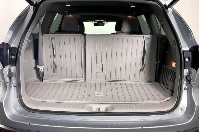 Used 2017 Silver Toyota XLE image 29