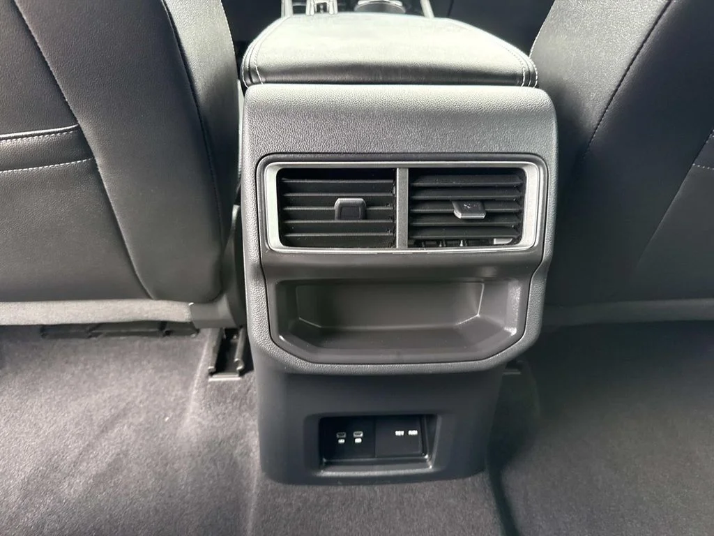 Used 2024  Volkswagen 2.0T SE w/Technology image 20